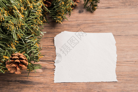 在旧橡木上用纸的松锥和根毛枝设计圣誕边框高清图片