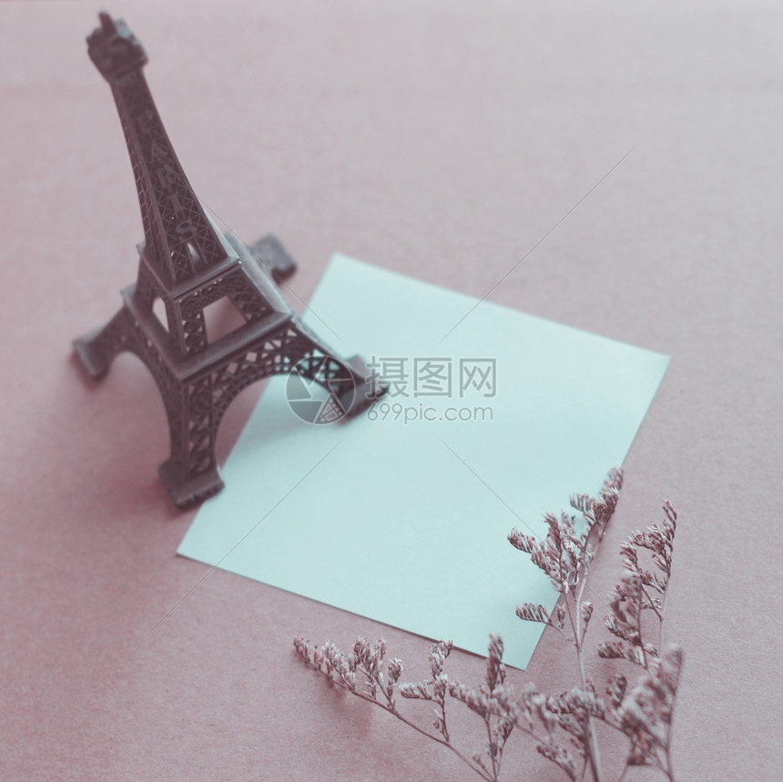 祈祷巴黎埃菲尔塔模型纸和花图片