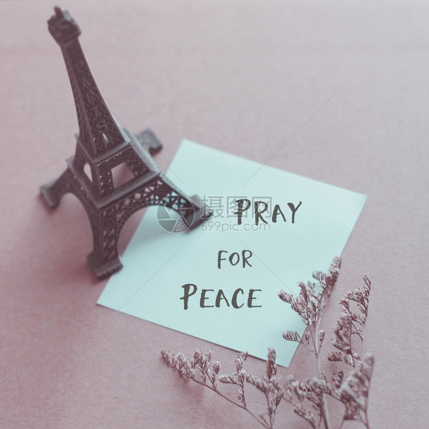 祈祷和平巴黎艾菲尔塔模型上面有纸和花图片