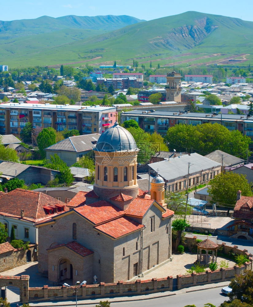 Goria顶部的Gori视图前景下有处女玛莉大教堂Georgia图片