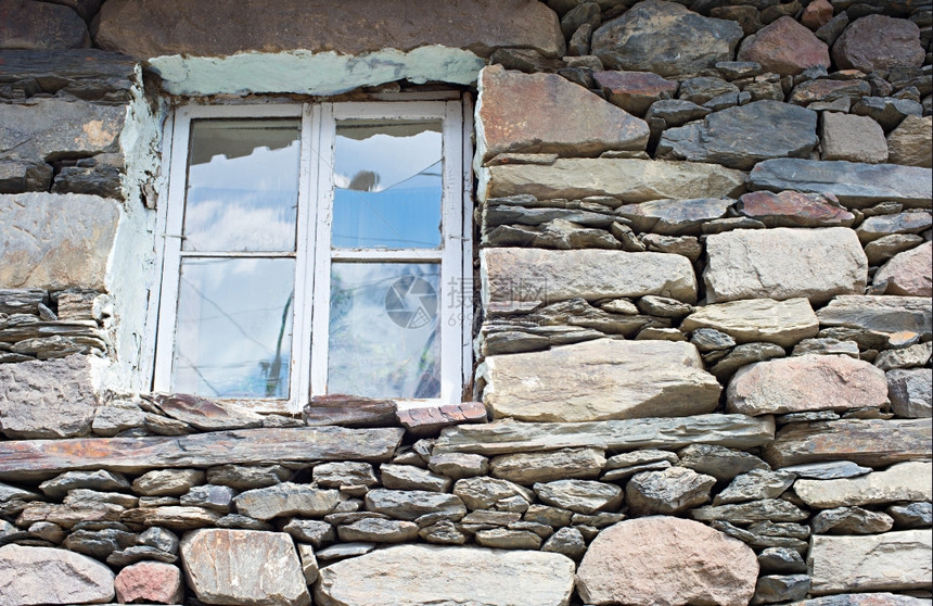 从山石和窗户堆起的传统地理城墙图片