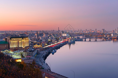 顶部波多尔Kyiv的空中视图在黄昏的dnipro河中反射ukraine背景