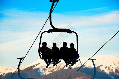 一群人在滑雪度假胜地的索道上图片
