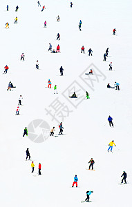人们在滑雪胜地的斜坡上滑雪图片