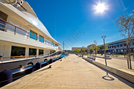 西海岸人行道和豪华游艇码头达马提亚croati图片
