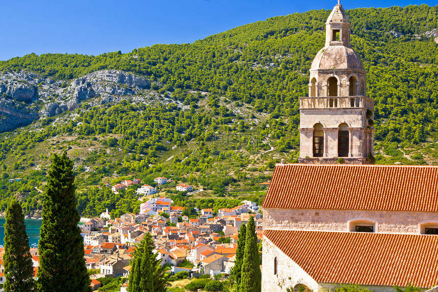 科米萨镇和修道院风景相对岛croati图片