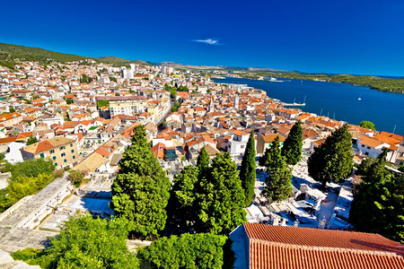 克罗地亚达尔马提亚西贝尼克鸟瞰亚得里亚海城镇图片