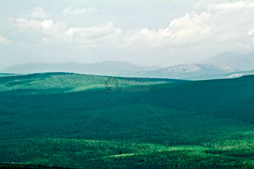 火山森林覆盖的脊kvarush图片