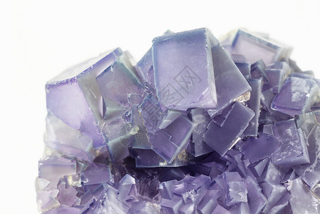 白色背景上隔离的紫色花状晶体集束图片