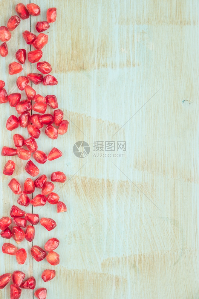 生木板背景上的红磨熟石榴顶视图复制空间图片
