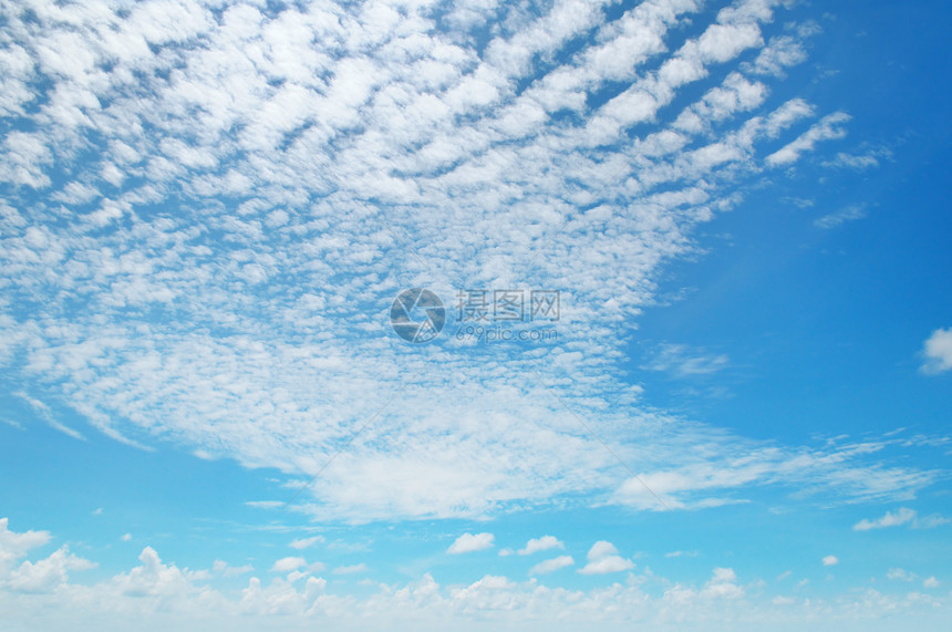 蓝色天空中飘的云彩图片