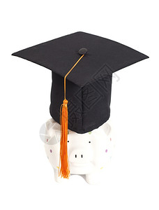 黑帽子毕业的小猪银行孤立在白色背景上图片