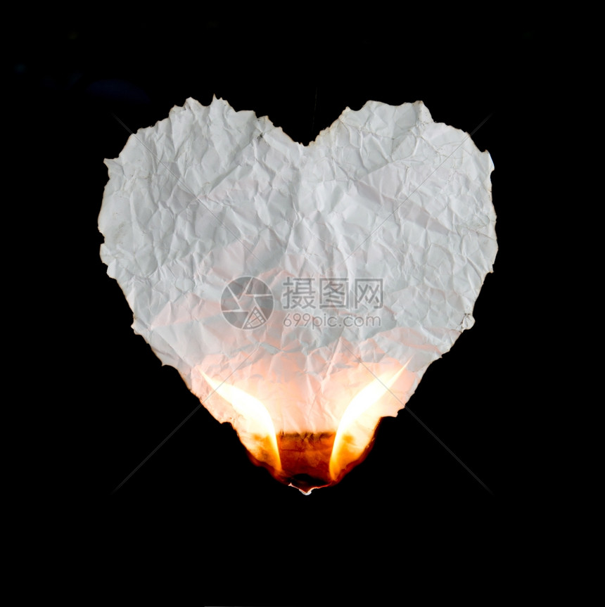 黑背景燃烧的折叠心脏形状纸图片