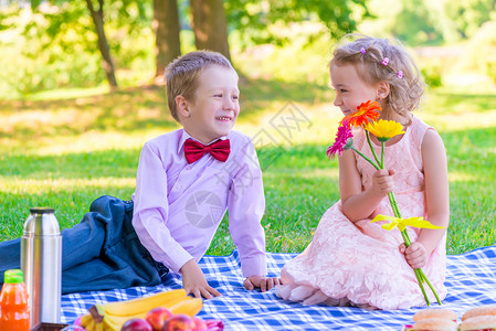 一对在草坪野餐上爱着孩子的情侣图片