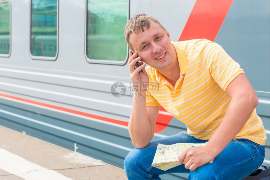 男人对电话满意期待在火车上旅行图片