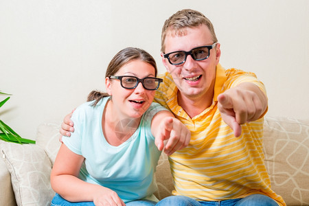 夫妇在客厅用3D眼镜看电视图片