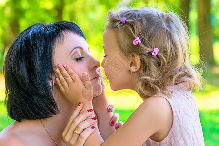 女儿抱着母亲的脸亲吻图片