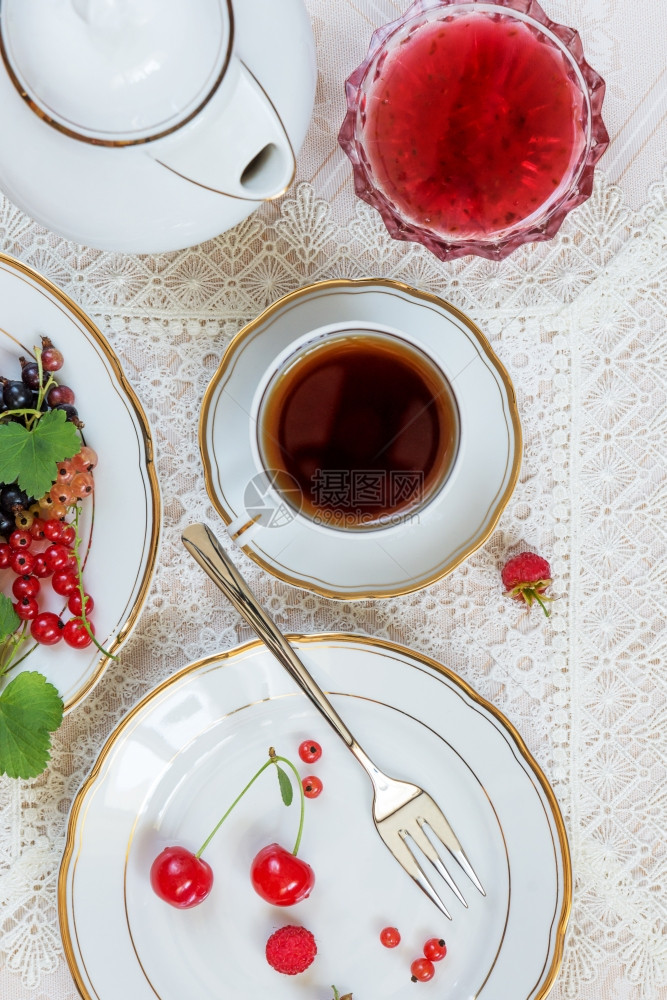 上方美的装饰着茶杯白板不同浆果麻布餐巾具和豪华桌布的果酱图片