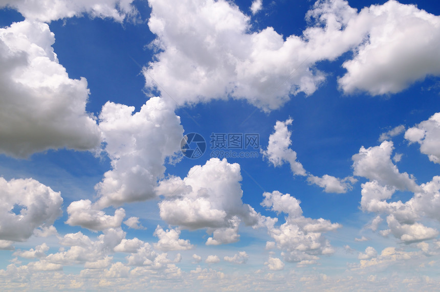 蓝色天空中云积图片