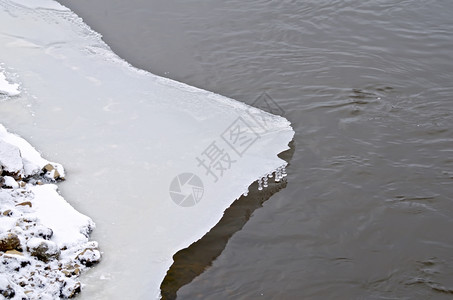 海岸浮着的冰面图片