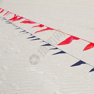 红色小彩旗沙滩的小旗帜背景