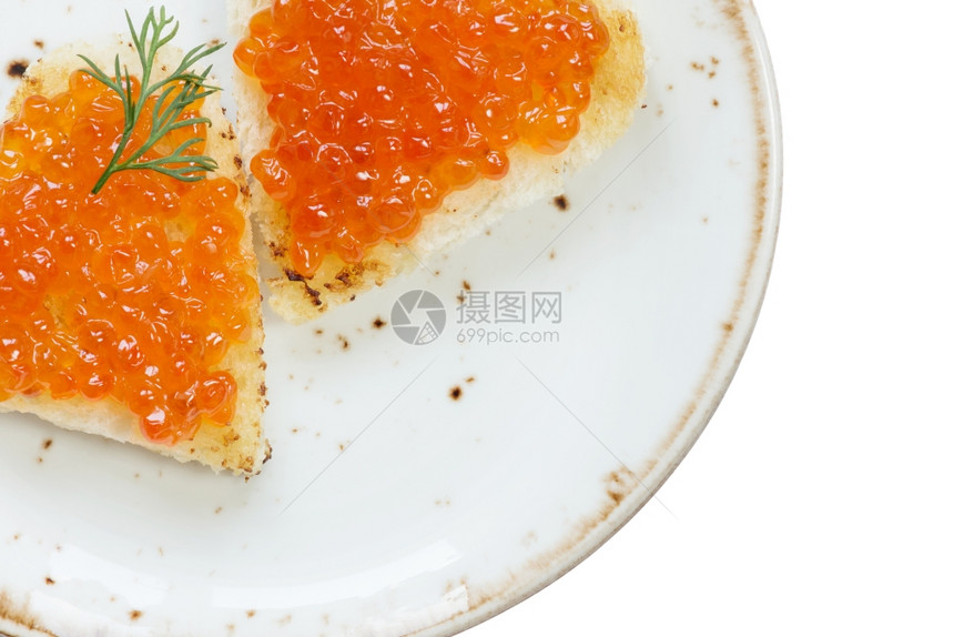 两颗三明治心形状的三明治配有鱼蛋放在瓷板上有文字空间图片