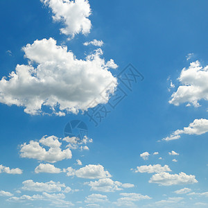 蓝色天空中云积图片