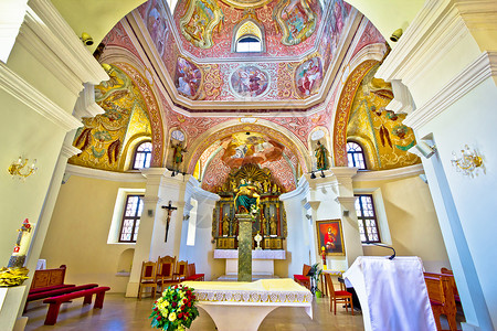 克里泽夫奇罗提亚古老的教堂圣坛风景高清图片