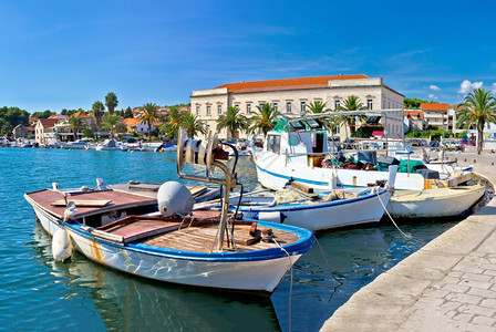 在斯塔里格勒港长岛croati岛的渔船图片