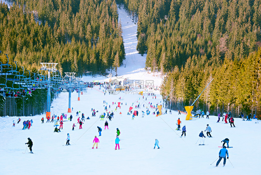 山上滑雪的滑雪坡图片