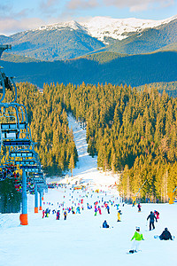 人们在滑雪度假胜地的斜坡上滑雪和图片