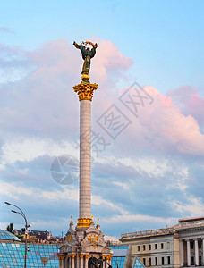 独立纪念碑顶端的贝雷希尼亚雕像在乌克兰基辅的纳萨列日诺斯蒂女佣图片