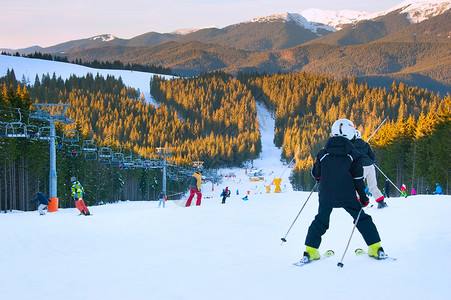 在滑雪胜地的滑雪运动员图片