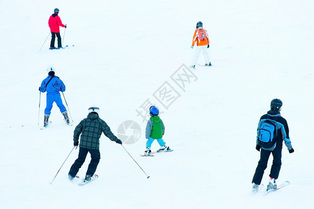 滑雪胜地上山坡一组滑雪者高清图片