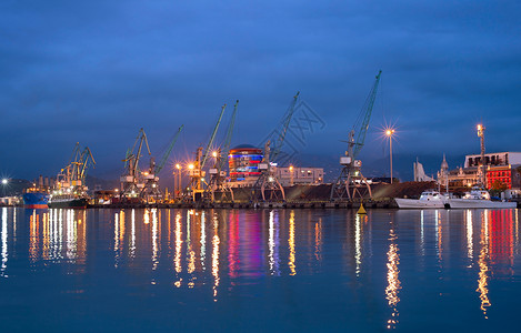 在水中反射的工业海港图片