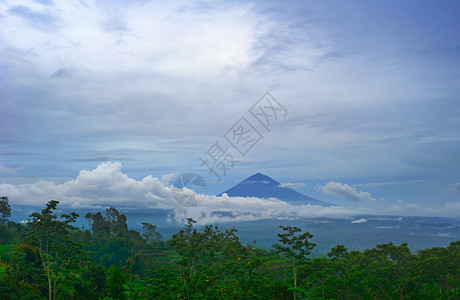 黄昏时火山喷发的巴里岛印地安人高清图片