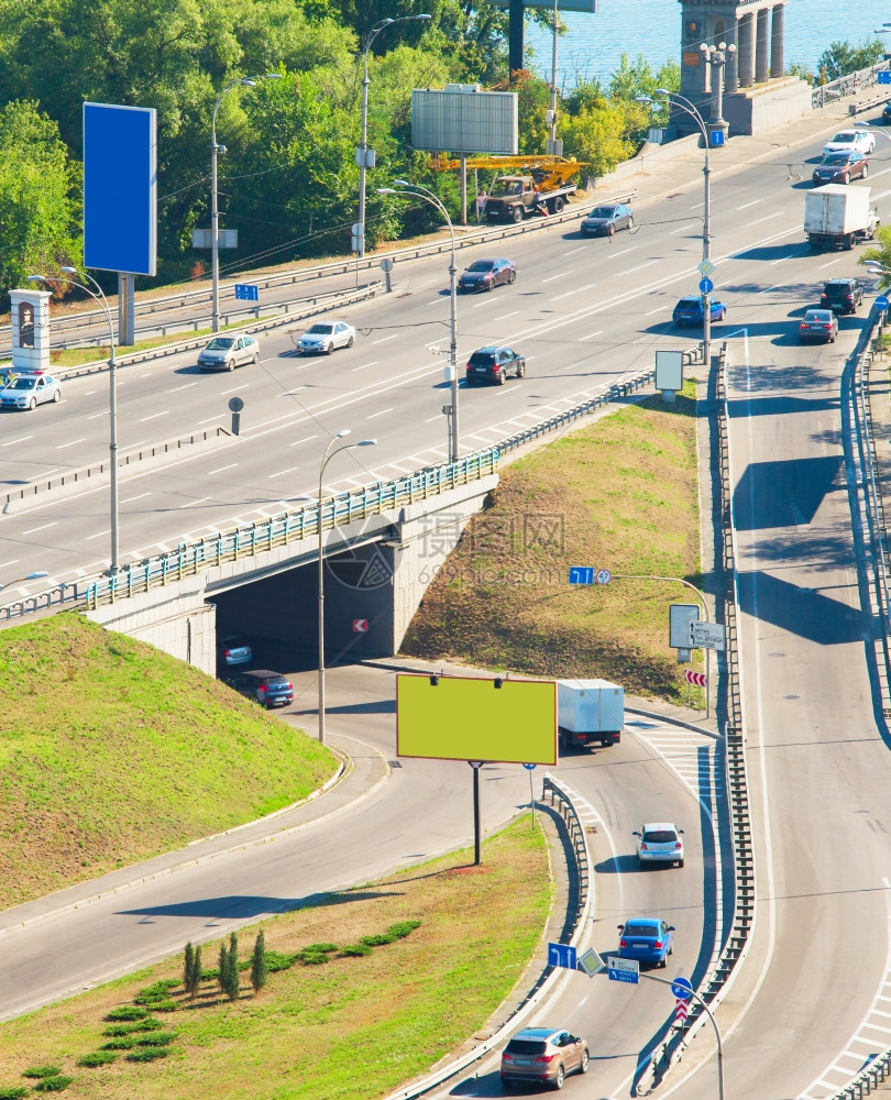 帕顿桥的广告牌和汽车在道路行驶图片