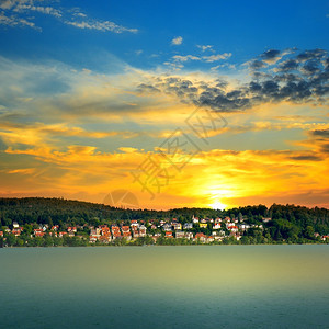 湖和日落海边的景色图片