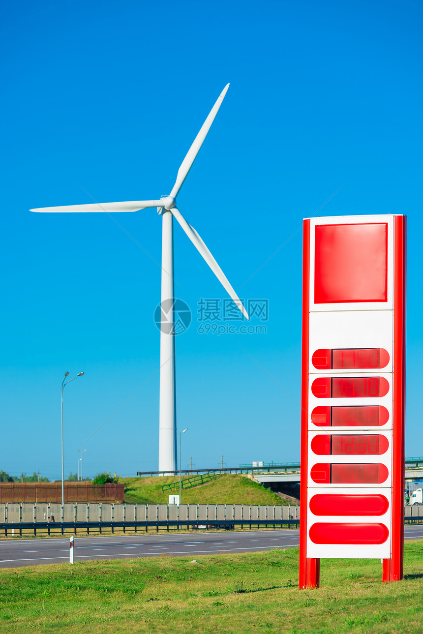 田野风车和公路附近的加油站图片