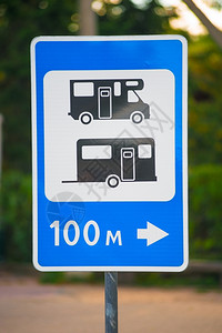 露营地点和距离的道路标志背景图片