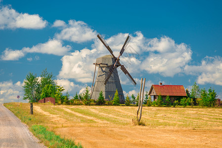 田野附近的农村木制风车图片