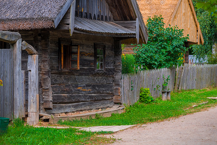 村庄中破旧的木制房屋图片