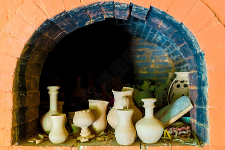 陶瓷车间窑炉中的陶器背景