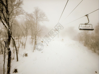 雪暴期间的滑雪度假区图片