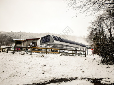 雪暴期间滑度假胜地的抽象场景图片