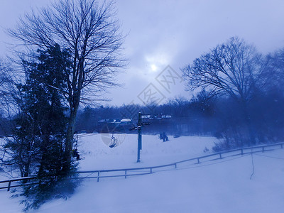 暴雪期间度假胜地的场景图片