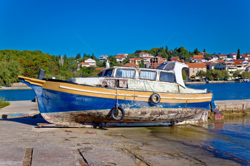 在ugljan岛海岸dlmticroti上的老生锈船图片