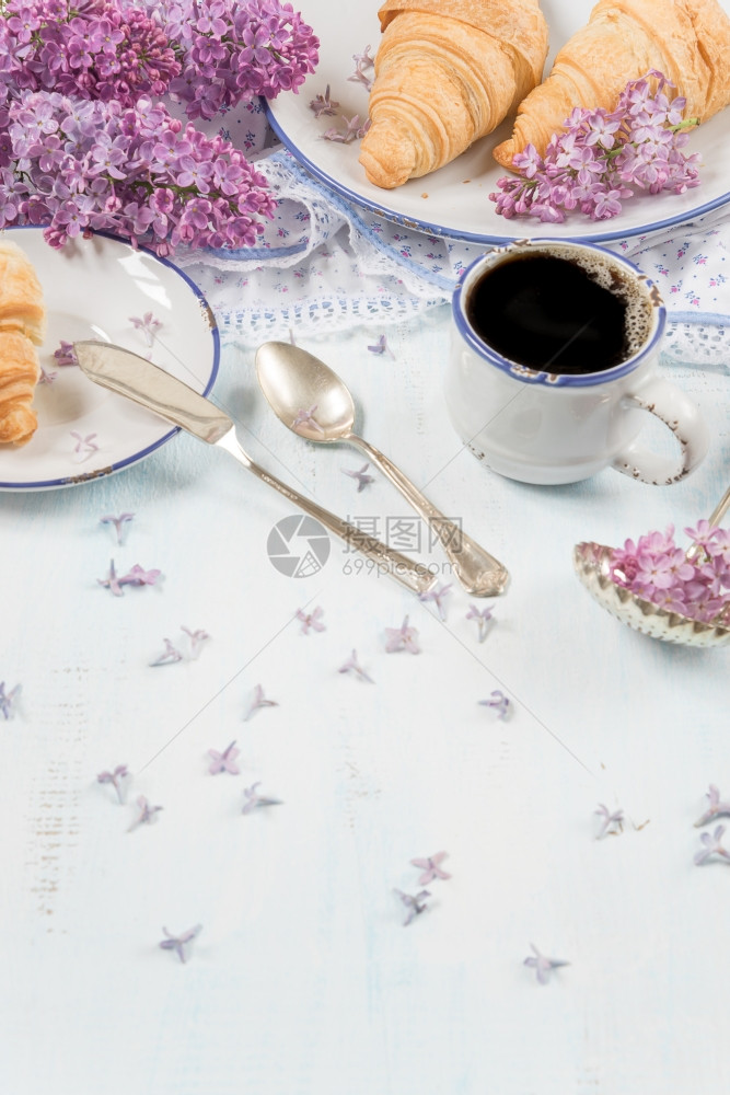 春早餐加一杯黑咖啡羊角面包和木菜花图片