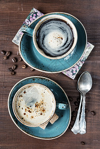 咖啡豆糖和茶匙两杯咖啡图片