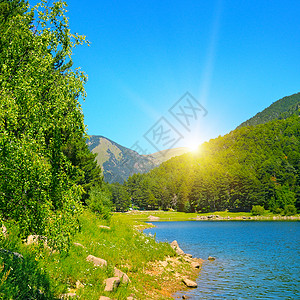 闪光湖山和蓝天空图片